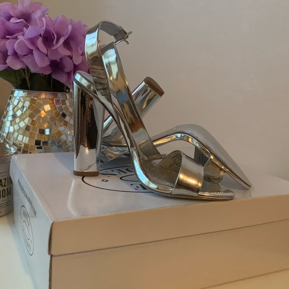 Silver and also with heels. - Picture 3 of 4